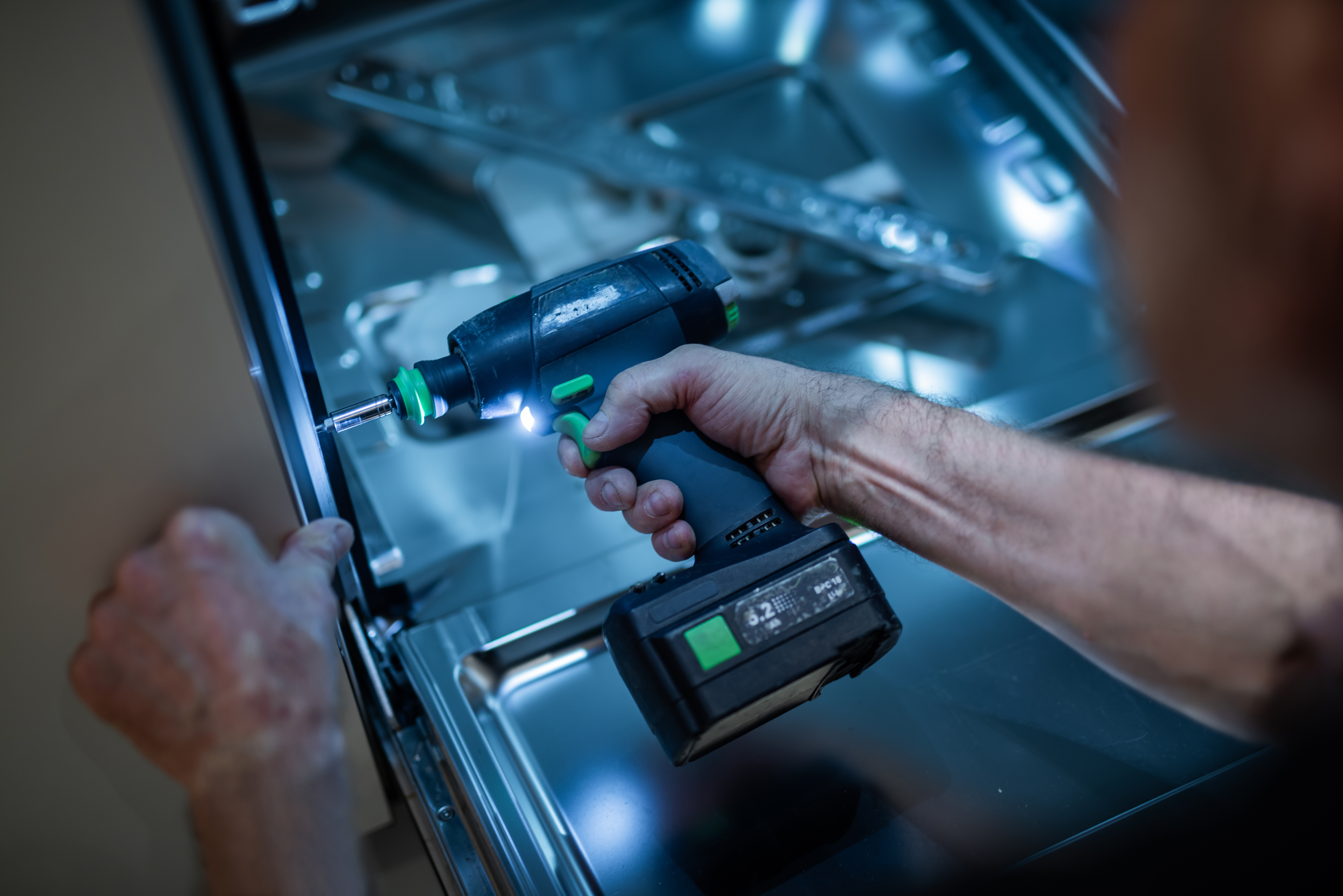 2020_Handwerk_Küchen-Montage_Geschirrspueler_Bohrer