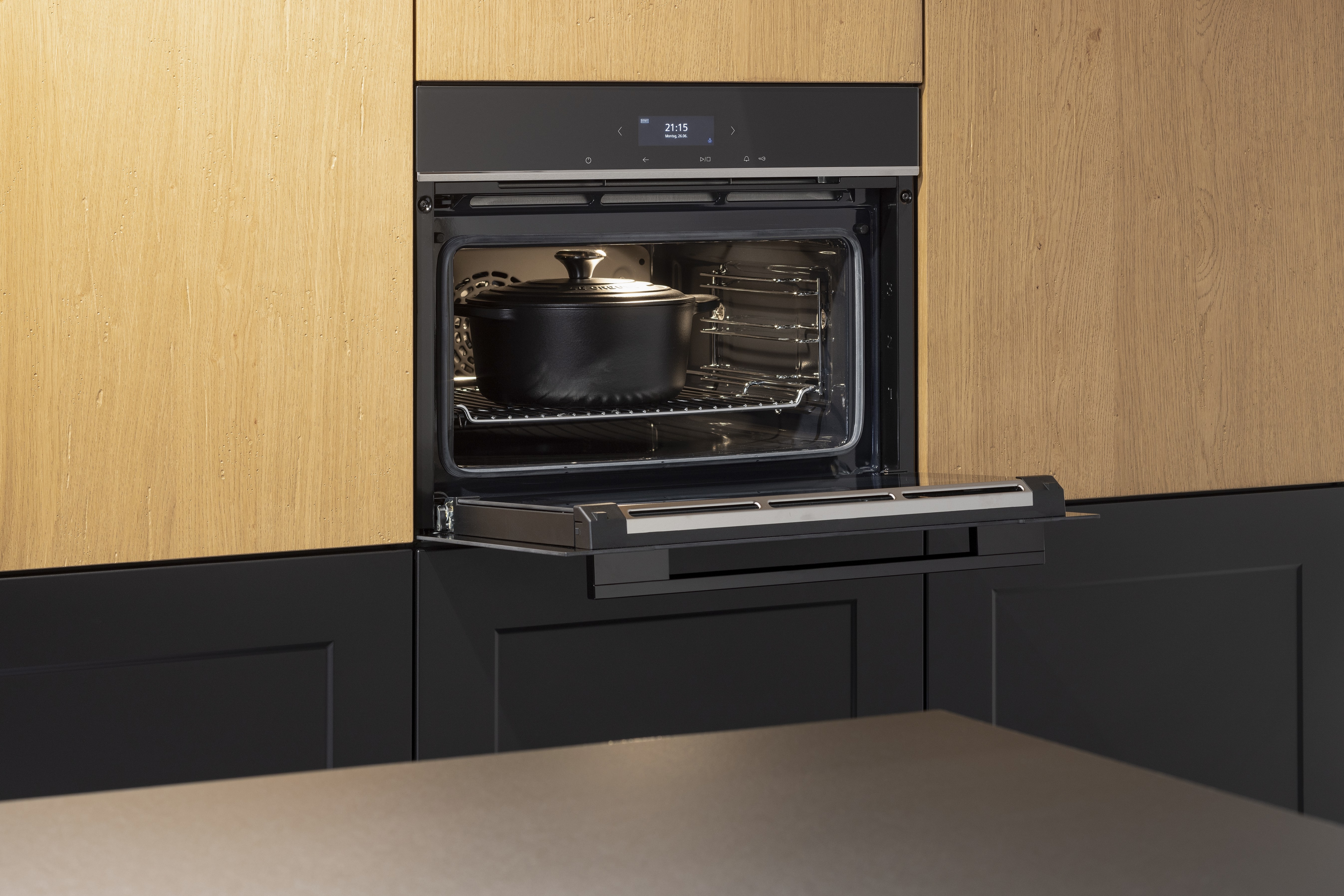 APL: Schwarz Pro Front: Frame Lack Schwarz Front: neoNature Eiche Cottage Korpus: Graphit Griff: PTO Geräte: Siemens und Muldenlüfter Bora Armatur: Gesi Spüle: Franke   Features: Echtholzfront mit Oberflächenbearbeitung (Cottage/Vintage-Look), Kombination von glatter Front und Kassette, Kochfeld mit Muldenlüfter, Vitrinen beleuchtet mit Metallgitter, Nischenrückwand in Frontmaterial Eiche Cottage, Downlights, Insellösung mit Thekencharakter, Kompaktbackofen Siemens.  