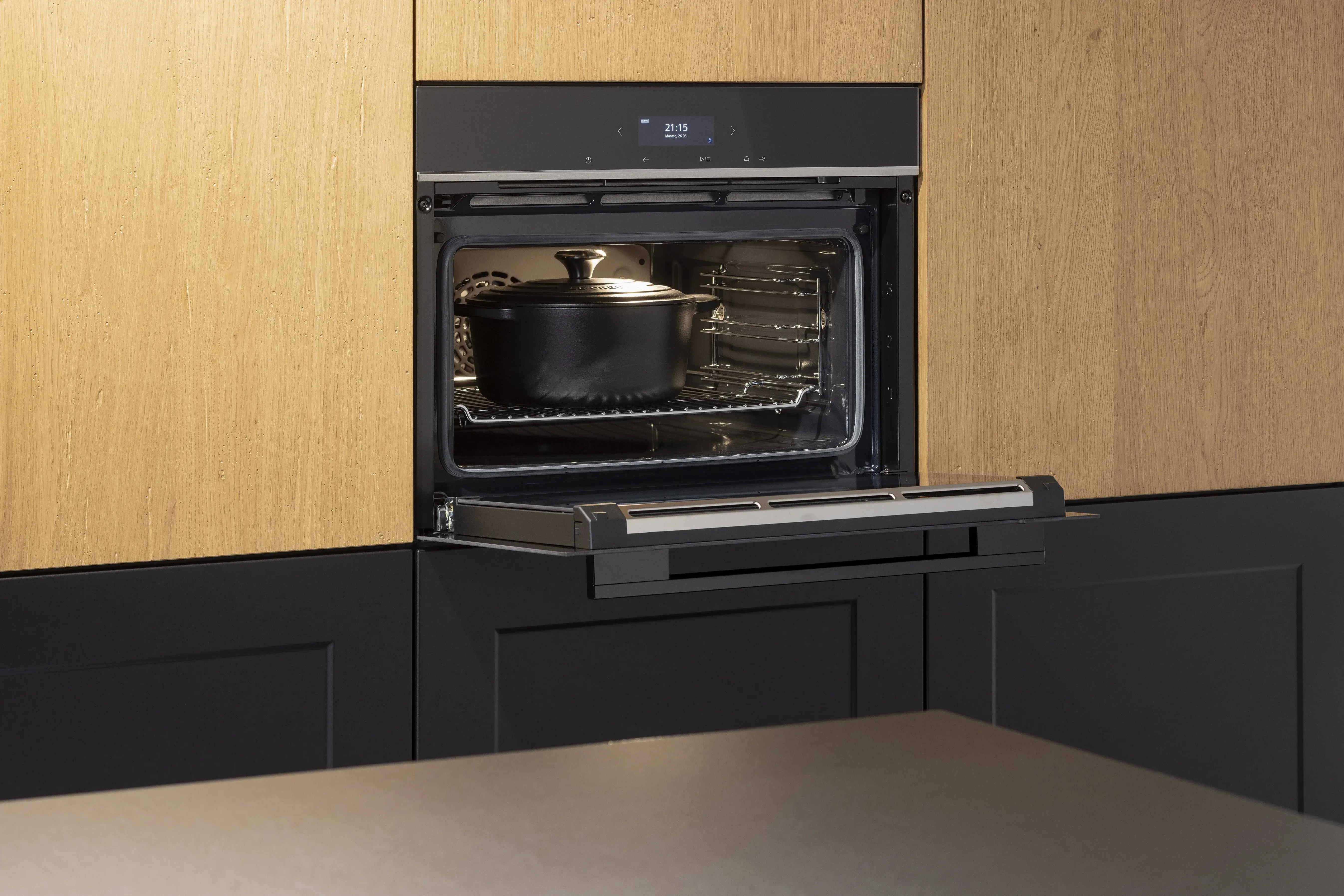 APL: Schwarz Pro Front: Frame Lack Schwarz Front: neoNature Eiche Cottage Korpus: Graphit Griff: PTO Geräte: Siemens und Muldenlüfter Bora Armatur: Gesi Spüle: Franke   Features: Echtholzfront mit Oberflächenbearbeitung (Cottage/Vintage-Look), Kombination von glatter Front und Kassette, Kochfeld mit Muldenlüfter, Vitrinen beleuchtet mit Metallgitter, Nischenrückwand in Frontmaterial Eiche Cottage, Downlights, Insellösung mit Thekencharakter, Kompaktbackofen Siemens.  