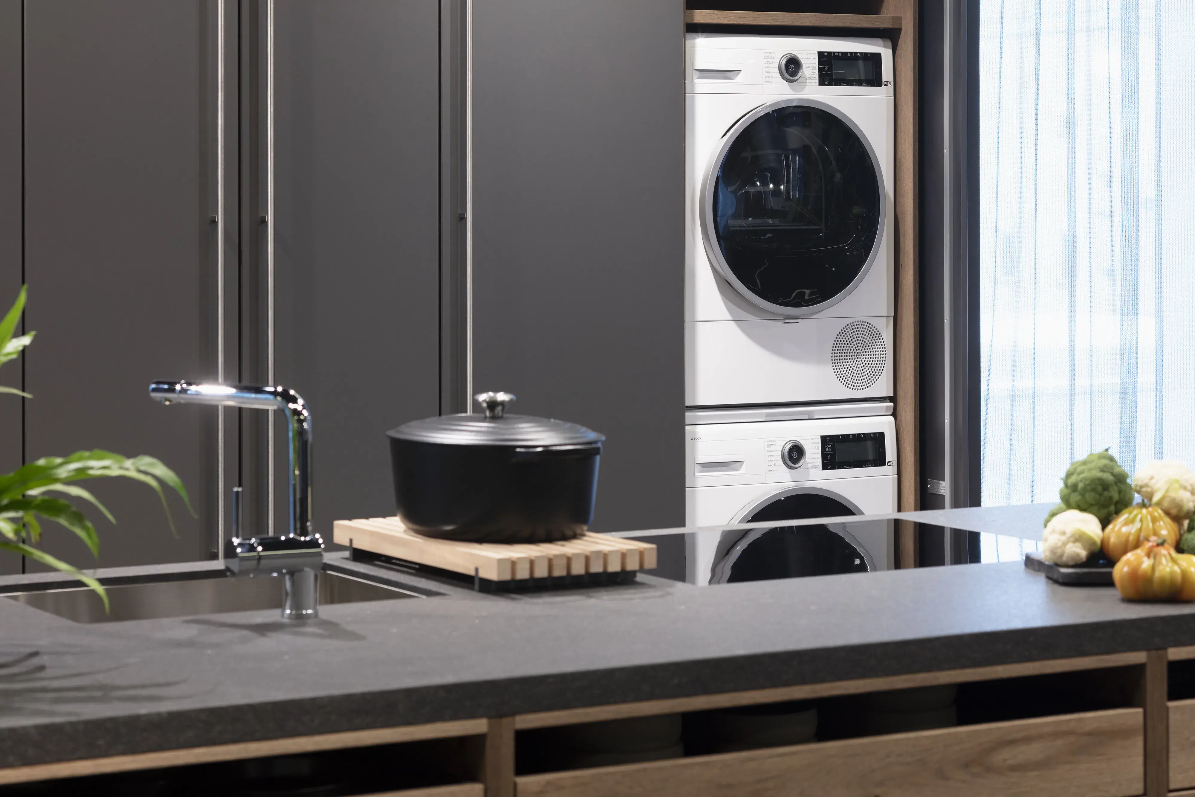 Waschmaschine und Trockner hinter Pocket Doors in einer LEICHT Küche